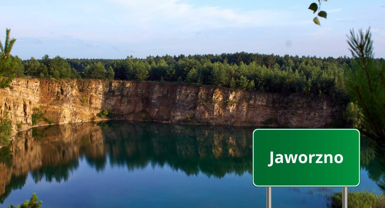 Zalew w dawnym kamieniołomie w Jaworznie otoczony lasem – jedno z najbardziej malowniczych miejsc miasta