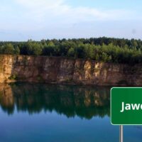 Zalew w dawnym kamieniołomie w Jaworznie otoczony lasem – jedno z najbardziej malowniczych miejsc miasta