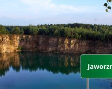 Zalew w dawnym kamieniołomie w Jaworznie otoczony lasem – jedno z najbardziej malowniczych miejsc miasta