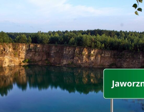 Zalew w dawnym kamieniołomie w Jaworznie otoczony lasem – jedno z najbardziej malowniczych miejsc miasta