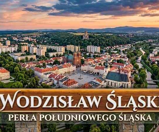 Panorama Wodzisławia Śląskiego z widokiem na Rynek, Pałac Dietrichsteinów i Rodzinny Park Rozrywki Trzy Wzgórza.