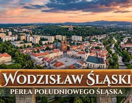 Panorama Wodzisławia Śląskiego z widokiem na Rynek, Pałac Dietrichsteinów i Rodzinny Park Rozrywki Trzy Wzgórza.