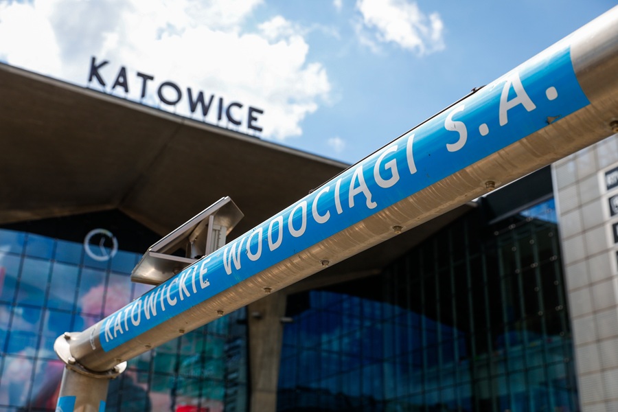 Szyld Katowickich Wodociągów S.A. na tle dworca w Katowicach — firma odpowiedzialna za instalację i obsługę kurtyn wodnych w mieście