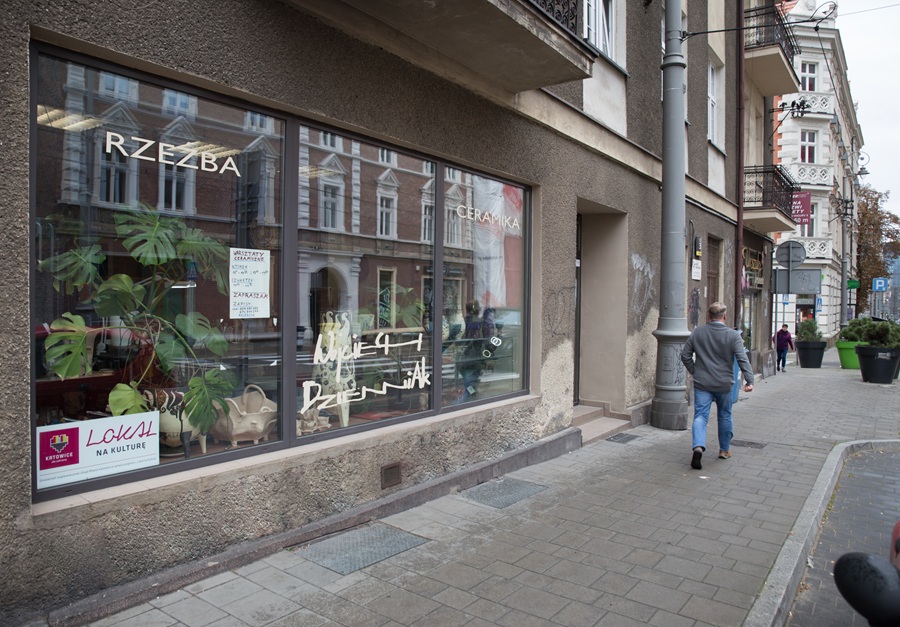 Lokal działający w programie Lokal na kulturę w Katowicach — pracownia rzeźby i ceramiki z widocznym logo programu w witrynie sklepowej