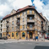 Zabytkowa kamienica przy Placu Oddziałów Młodzieży Powstańczej 1 w Katowicach - elewacja frontowa z balkonami przed planowaną modernizacją za 4,3 mln zł