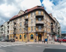 Zabytkowa kamienica przy Placu Oddziałów Młodzieży Powstańczej 1 w Katowicach - elewacja frontowa z balkonami przed planowaną modernizacją za 4,3 mln zł