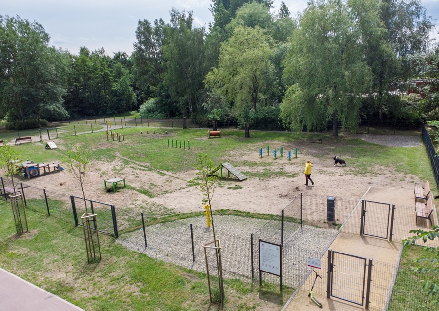Widok z lotu ptaka na wybieg dla psów w Katowicach z urządzeniami treningowymi