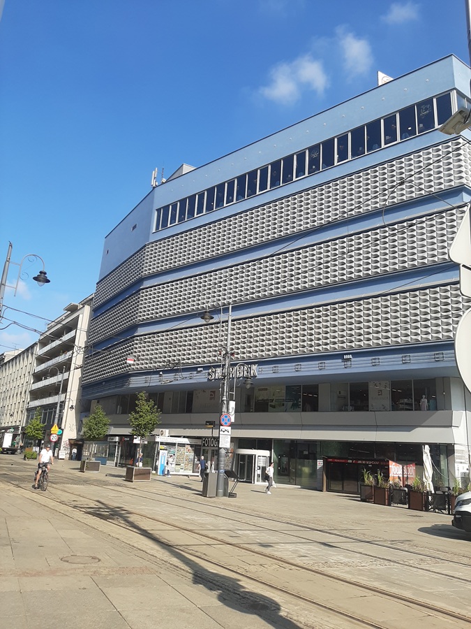 Falista elewacja Domu Handlowego Skarbek w Katowicach