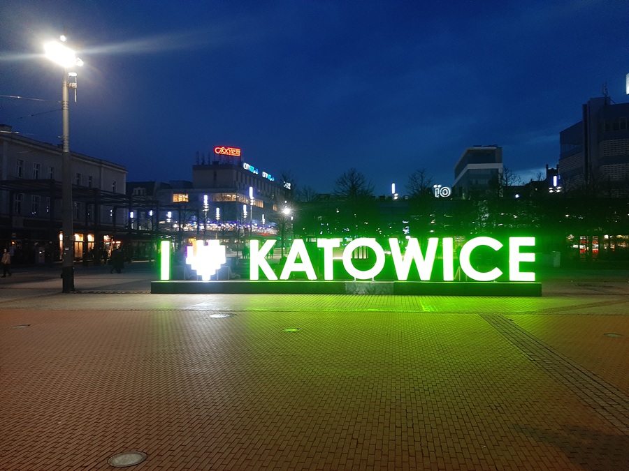 Podświetlony napis "I love Katowice" nocą