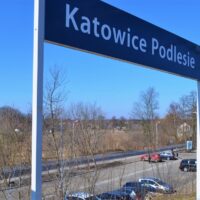 Tabliczka z nazwą stacji kolejowej Katowice-Podlesie
