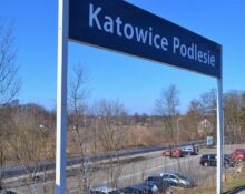 Tabliczka z nazwą stacji kolejowej Katowice-Podlesie