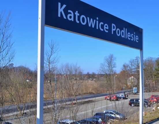 Tabliczka z nazwą stacji kolejowej Katowice-Podlesie